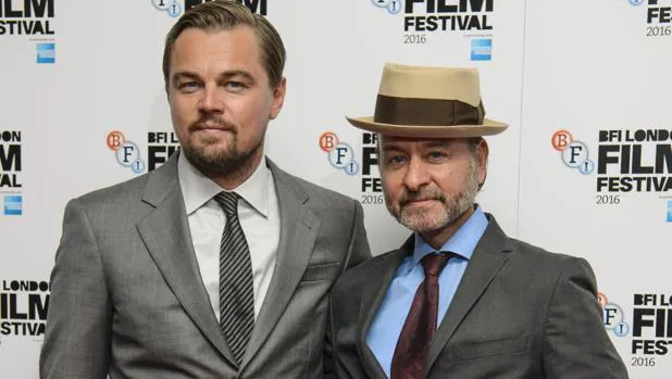 Leonardo DiCaprio y el director Fisher Stevens
