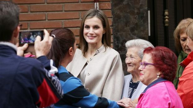 Doña Letizia saluda a las personas que acudieron al acto en Madrid