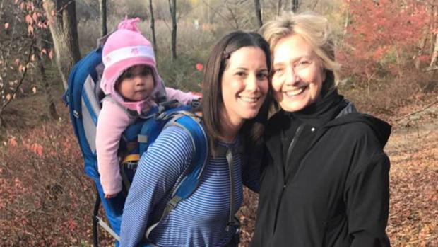 La mujer y su bebé junto a Clinton en el bosque