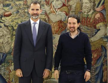 Pablo Iglesias posa junto al Rey en una Audiencia