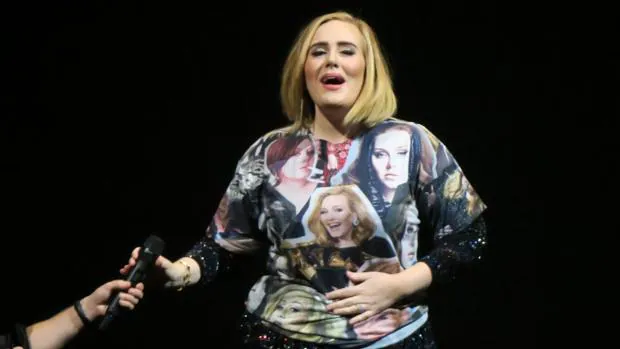 Adele se coloca emocionada una sudadera que le regala una de sus fans