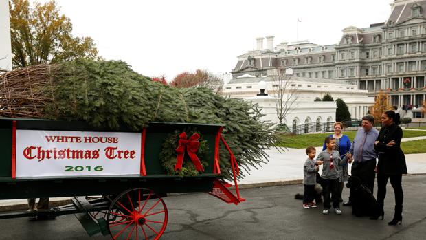 Michelle Obama recibe junto a sus sobrinos el árbol de navidad para la Casa Blanca