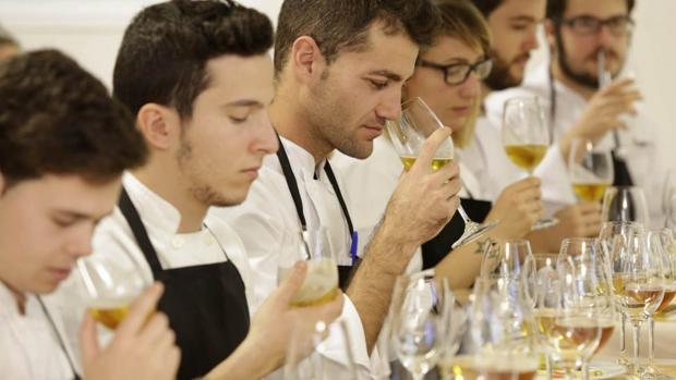 Alumnos del Fernando Quiñones maridan cerveza y mojama de Barbate