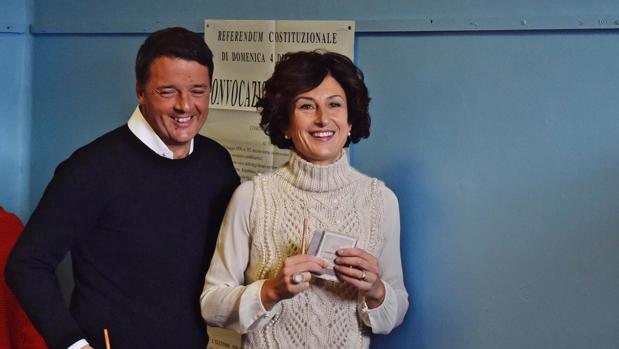 Mateo y Agnese Renzi el pasado domingo, votando en el referéndum