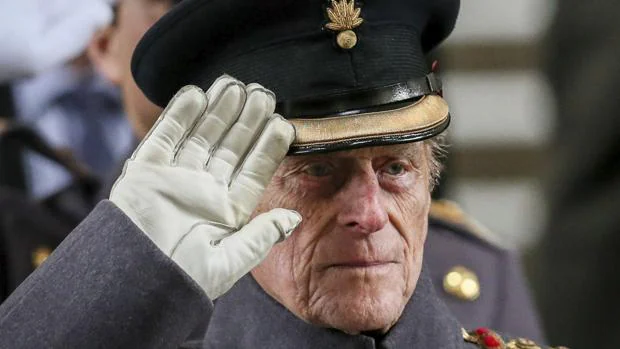 El duque de Edimburgo realiza el saludo militar durante los actos de conmemoración del final de la Primera Guerra Mundial