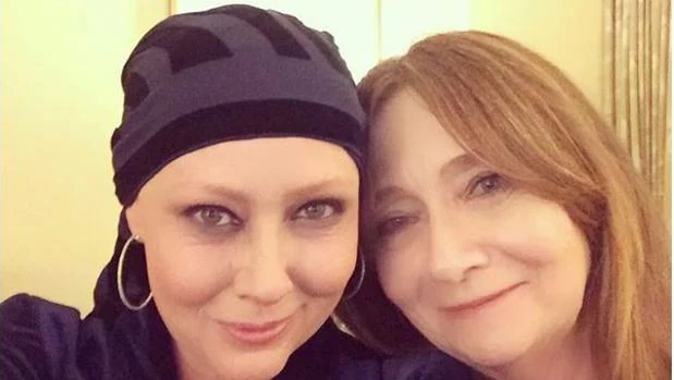 Shannen Doherty reaparece con un nuevo look tras terminar la radioterapia