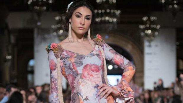 Flores y lunares reinan en la moda flamenca de 2017