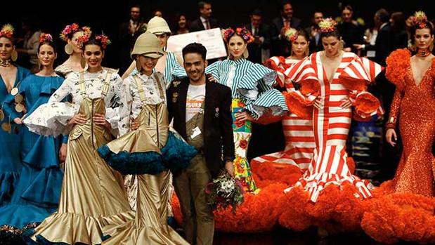 José Raposo, ganador del certamen de noveles de moda flamenca