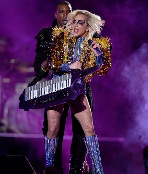 Medias de rejilla, sombras ahumadas y maxihombreras: la Lady Gaga más vibrante brilla en la Super Bowl