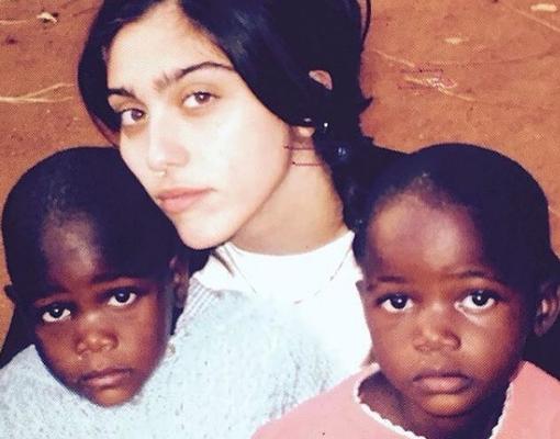 Madonna presenta a sus dos nuevas hijas adoptada en Malawi