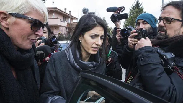 La alcaldesa sale de su casa en Roma un día después de declarar por supuesto abuso de poder