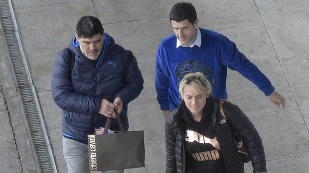 Maradona y su novia, Rocío Oliva, este jueves en el aeropuerto de Madrid-Barajas
