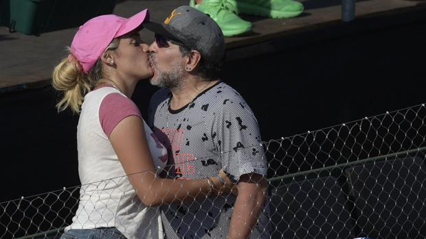 Maradona y Rocío Oliva derrochan pasión en un torneo de tenis en Dubái hace unas semanas