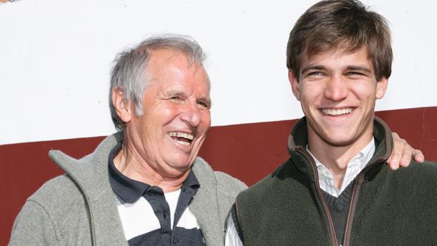 Foto tomada de archivo. Manuel Benítez junto a su hijo Julio, en su primer debut frente a los toros (2005