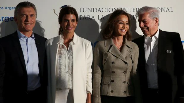 Mauricio Macri y Juliana Awada junto a Mario Vargas Lllosa e Isabel Prysler