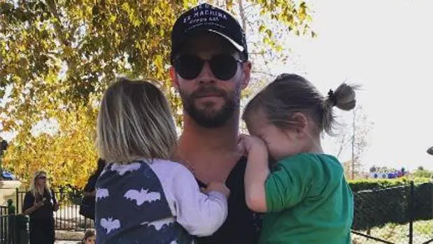 Chris Hemsworth abraza a sus gemelos