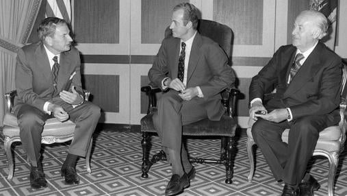 Rockefeller con el Rey Don Juan Carlos y José María de Areilza en 1976