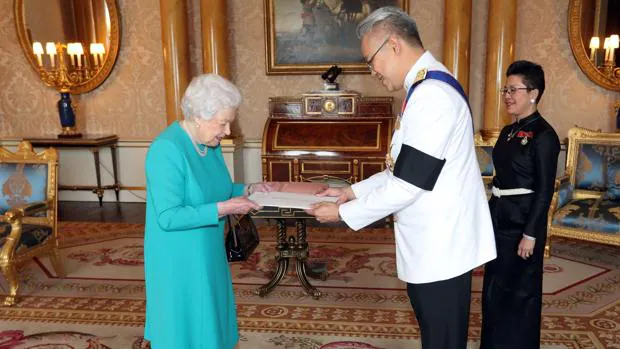 La Reina con el embajador de Tailandia en el Palacio de Buckingham