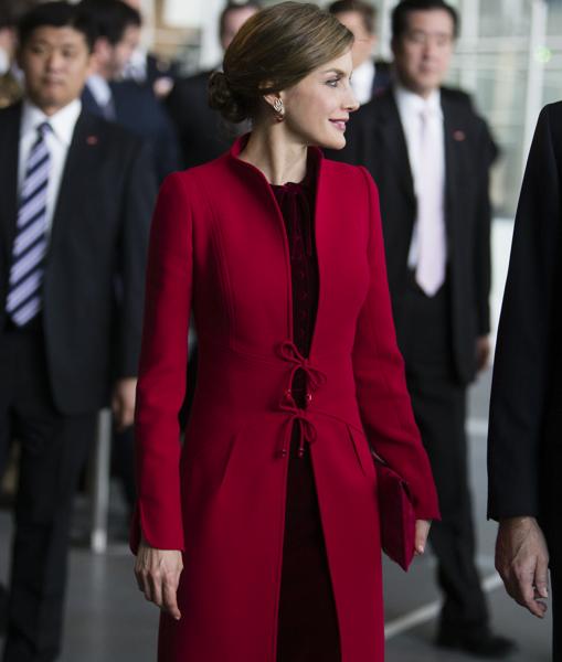 La Reina Letizia confía en Varela y hace un guiño a Japón con su look