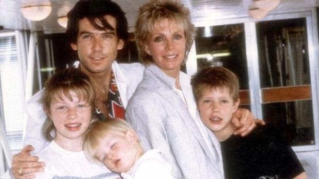 Pierce junto a su primera esposa, CassandraHarris y sus tres hijos, Charlotte, Christopher y Sean