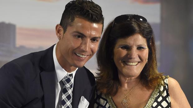 La madre y la hermana de CR7 presentan un libro de recetas