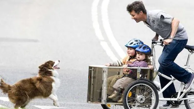 El príncipe Federico juega con dos de sus hijos y su perro, Ziggy
