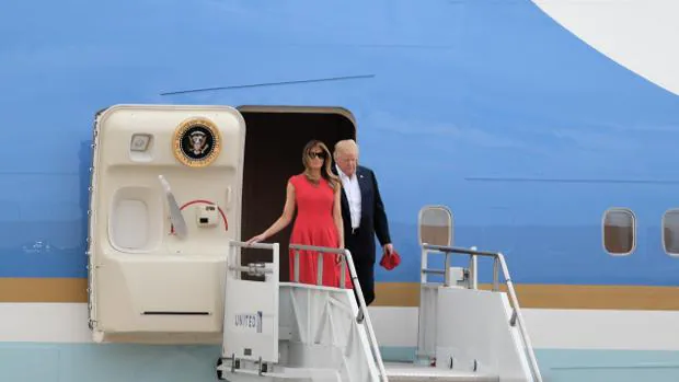 Donald y Melania Trump desciendendo de un avión del gobierno