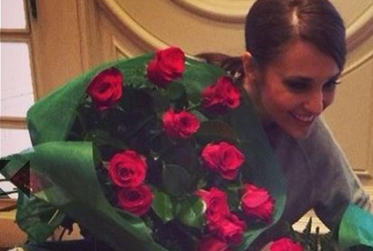 Paula Echevarría feliz al recibir un ramo de rosas