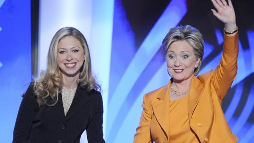 Hillary Clinton junto a su hija Chelsea