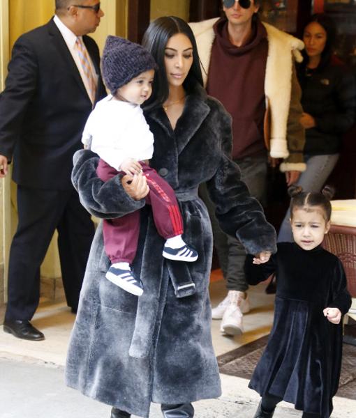 Kim Kardashian junto a sus hijos