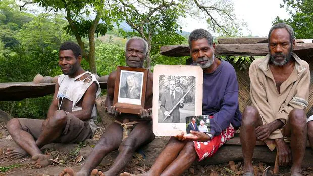 El jefe de la villa de Younanen, Jack Malia (tercero), posa con la foto del Príncipe junto a otros aldeanos