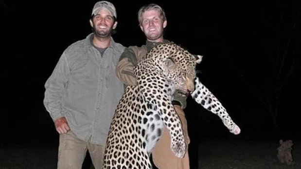 Donald Trump Jr junto a su hermano Eric de caza