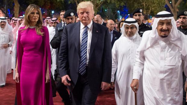 El (in)congruente repetido atuendo de Melania Trump en Arabia Saudí