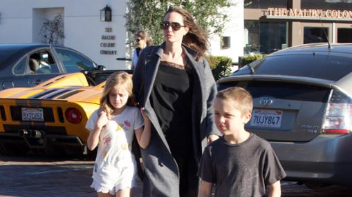 Angelina Jolie junto a dos de sus hijos