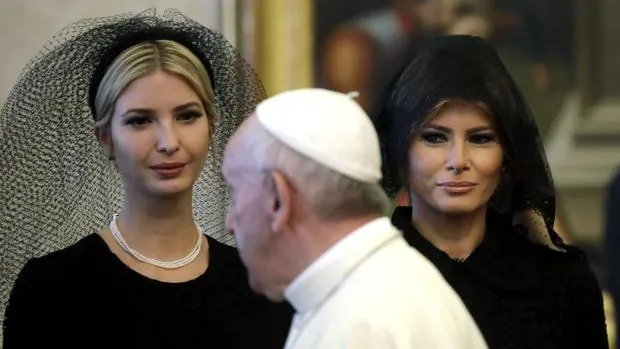 Las desafortunadas mantillas de las Trump en el Vaticano