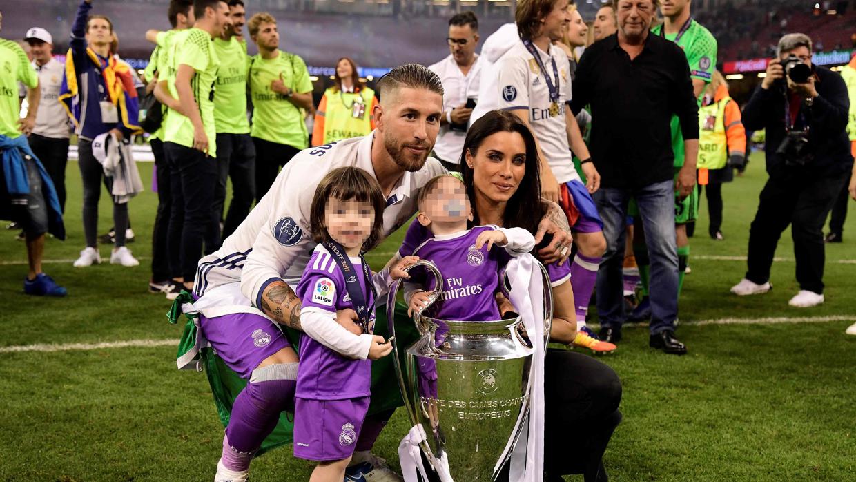 Pilar Rubio junto a Sergio Ramos y los dos hijos de ambos celebrando la Champions