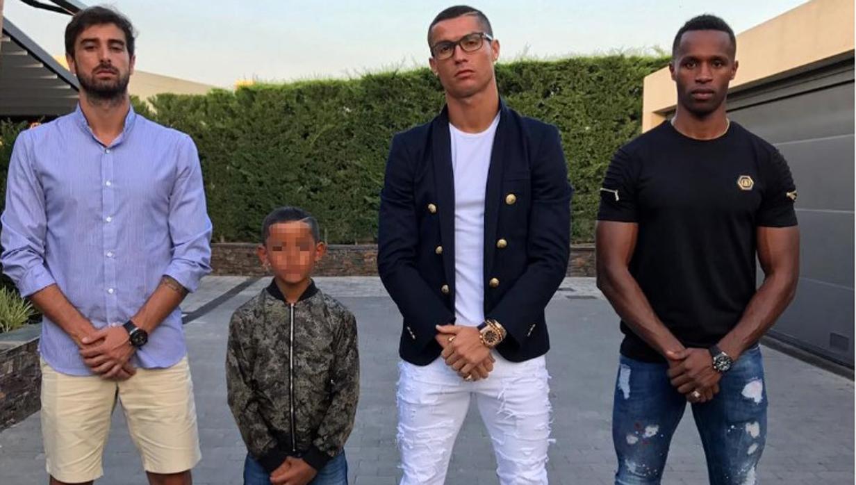 Ronaldo en una foto que subió a sus redes sociales junto con su hijo, Cristiano Junior, y los futbolistas Miguel Paixao y José Semedo