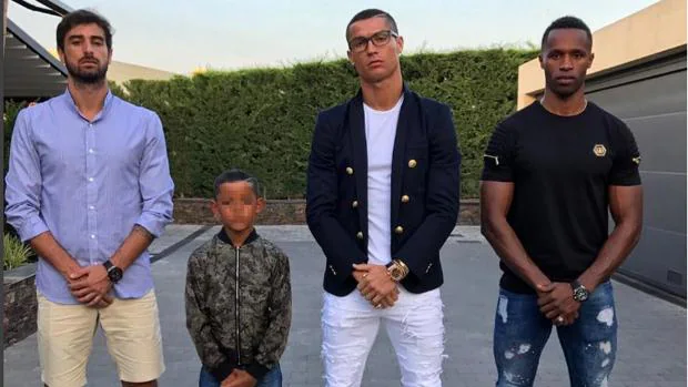 Ronaldo en una foto que subió a sus redes sociales junto con su hijo, Cristiano Junior, y los futbolistas Miguel Paixao y José Semedo