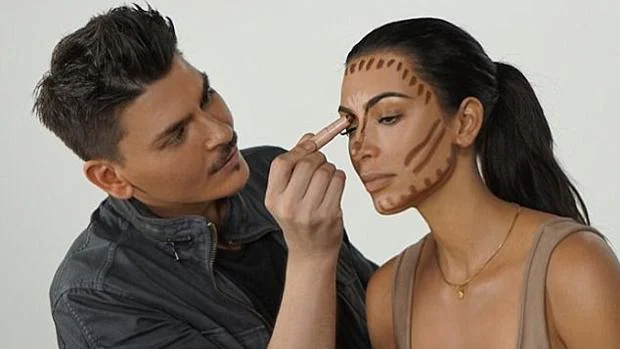 Kim Kardashian durante una sesión de maquillaje