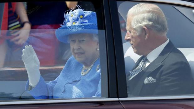 La Reina Isabel II junto a su hijo el Príncipe Carlos