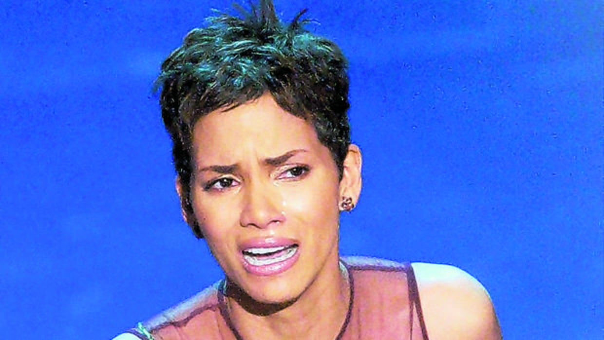 Halle Berry se emocionó cuando recogió el Oscar a «Mejor actriz»