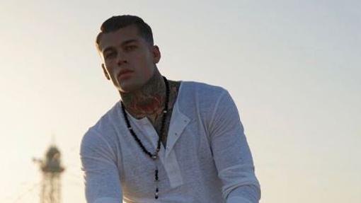 Stephen James posando como modelo