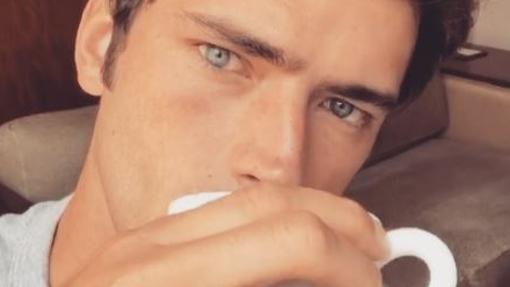 Sean O'pry bebiéndose un café