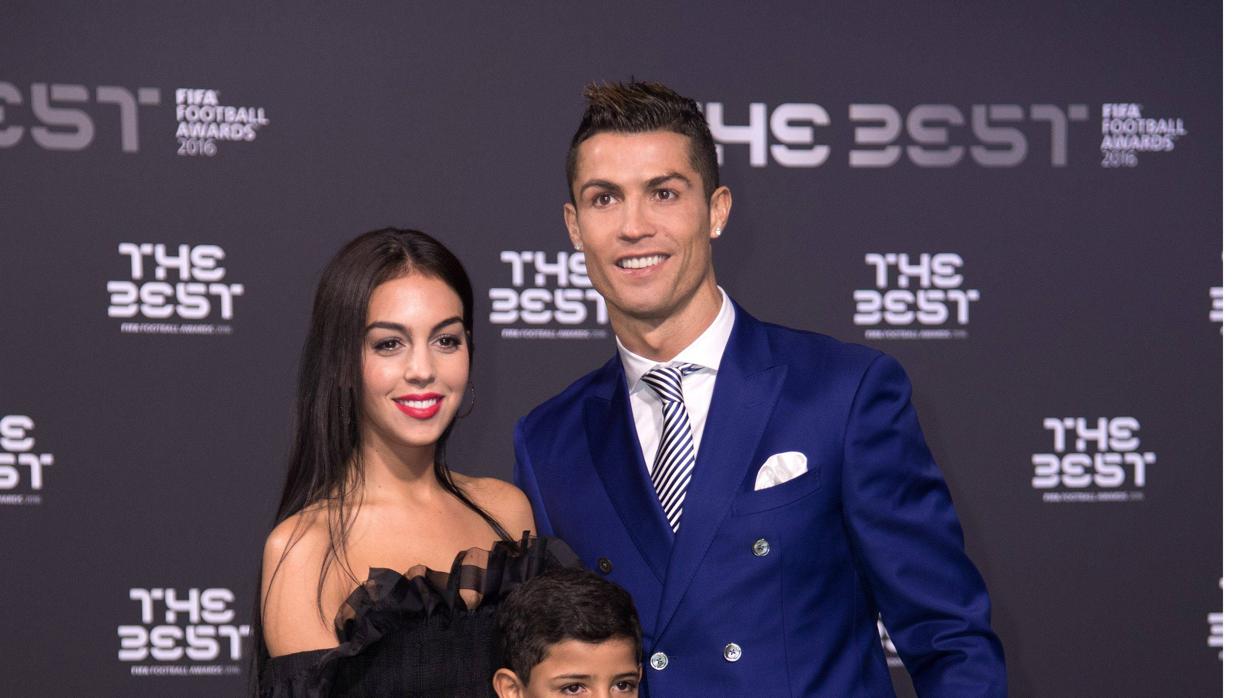 Cristiano Ronaldo aterriza en Ibiza con su novia Georgina y su numerosa familia