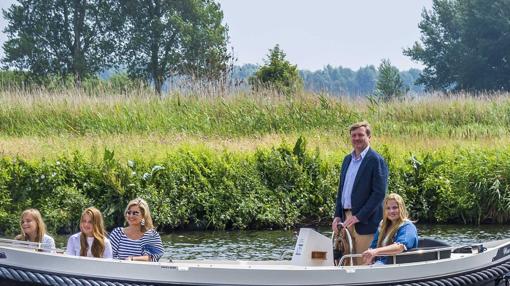 La Familia Real Holandesa llegando al lugar de encuentro con la prensa