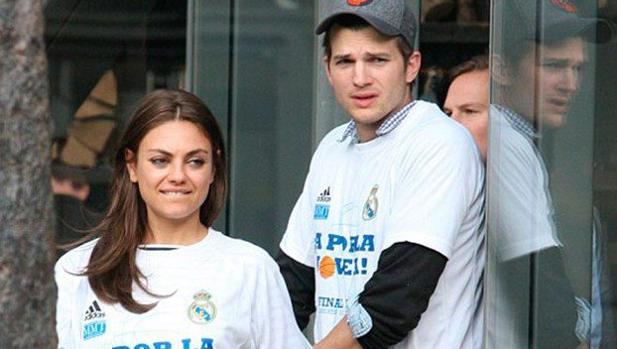 La pareja con una camiseta en apoyo al Real Madrid de baloncesto