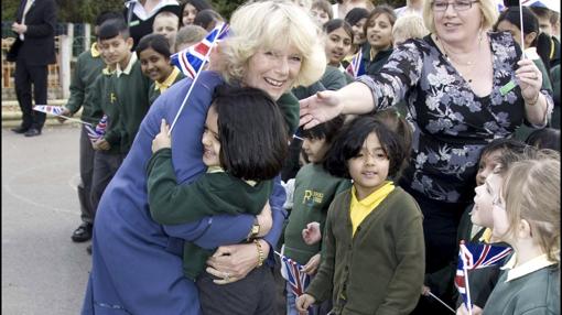 Camila sonríe para las cámaras en la visita a una escuela primaria en 2008