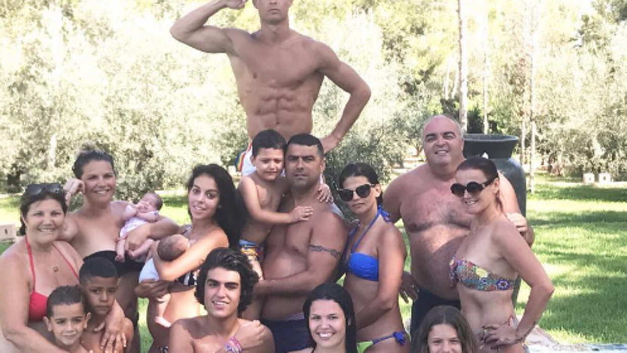 Cristiano Ronlado junto a 15 miembros de su familia