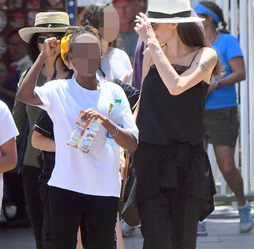 Angelina Jolie paseando por Disneyland