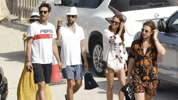Jon Kortajarena en las playas de Ibiza junto a sus amigos, entre los que se encuentra Alicia Vikander